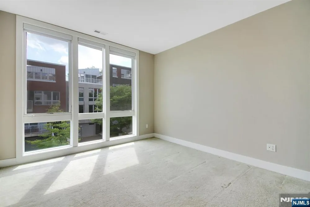 6 Vela Way Edgewater, NJ 07020