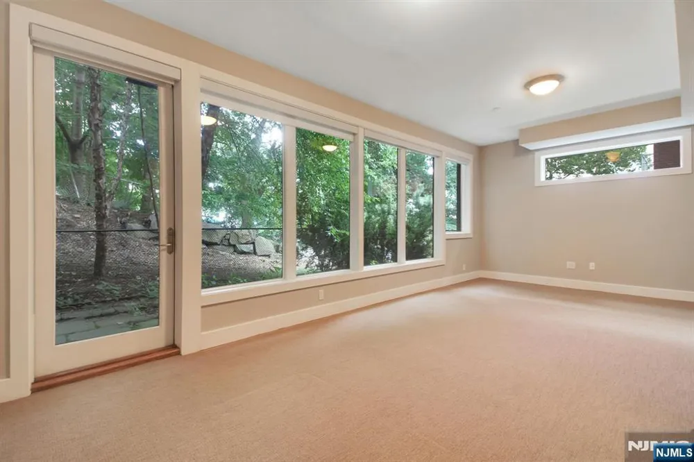 6 Vela Way Edgewater, NJ 07020