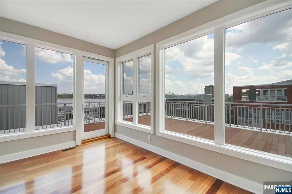 6 Vela Way Edgewater, NJ 07020