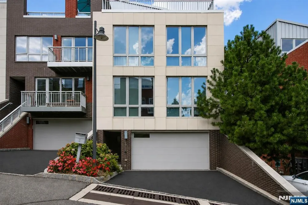 6 Vela Way Edgewater, NJ 07020