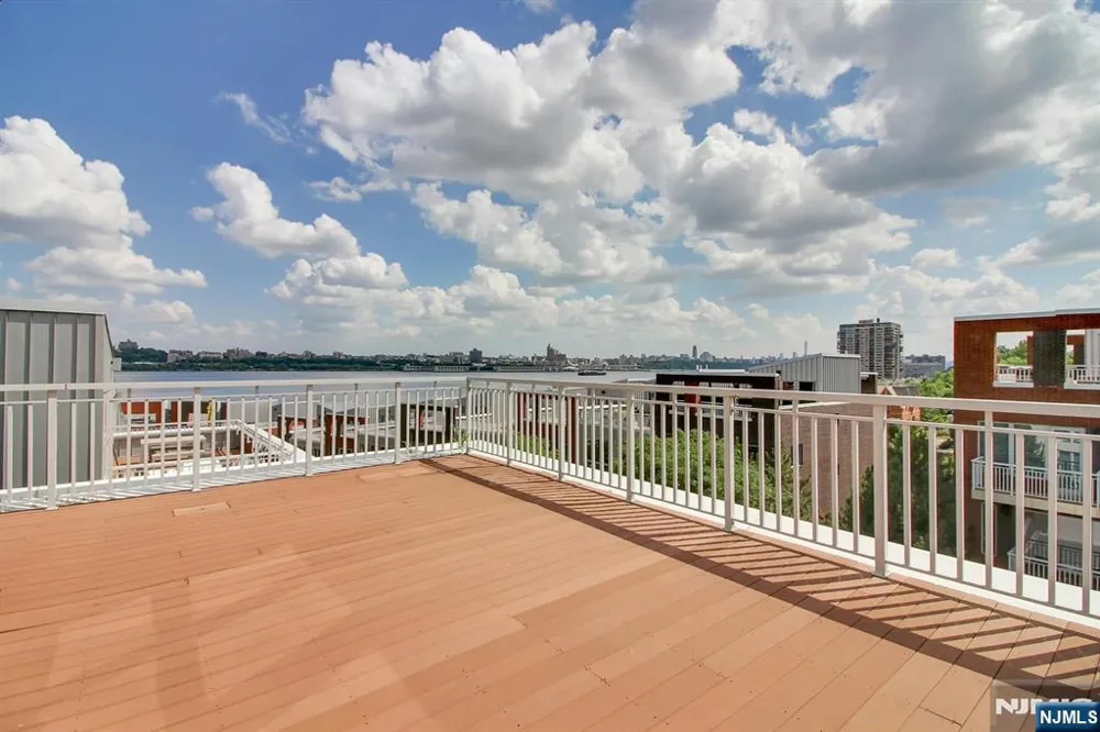 6 Vela Way Edgewater, NJ 07020