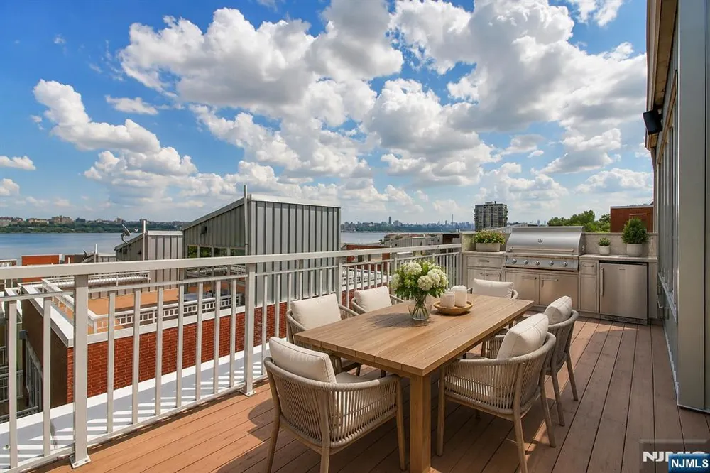 6 Vela Way Edgewater, NJ 07020