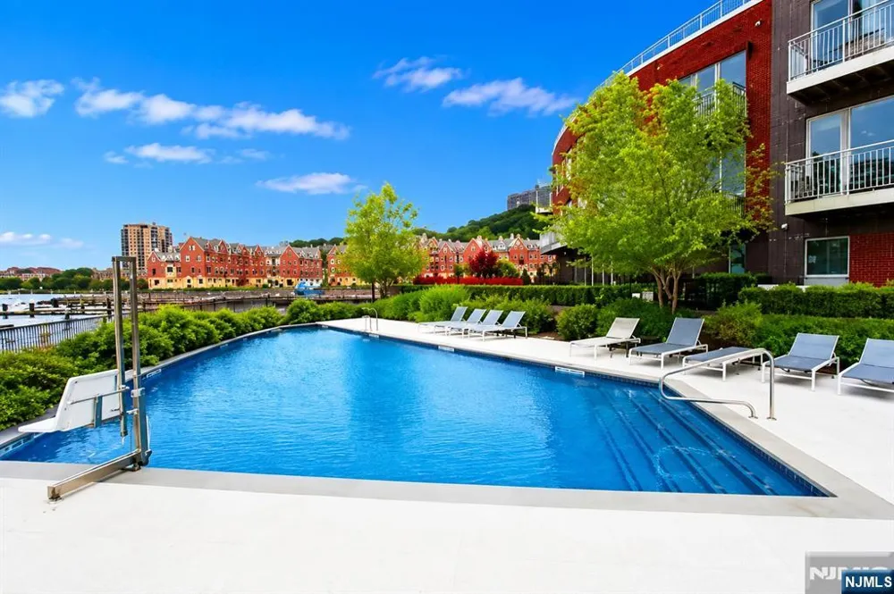 6 Vela Way Edgewater, NJ 07020