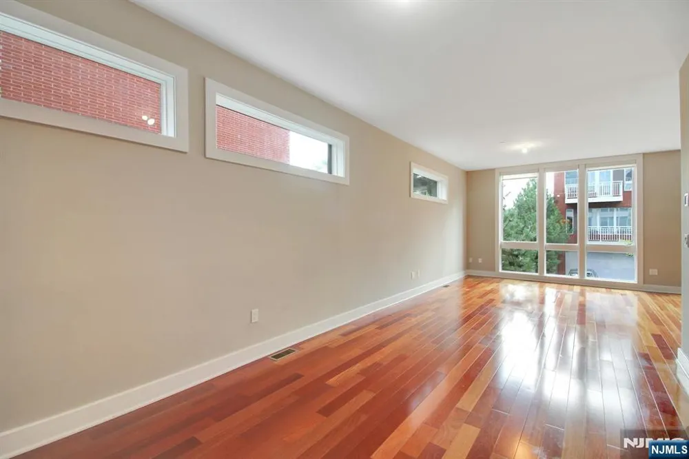 6 Vela Way Edgewater, NJ 07020