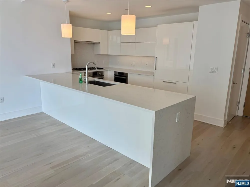 9 Ave At Port Imperial 509 West New York, NJ 07093