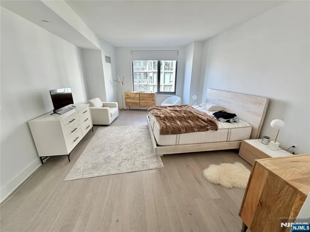 9 Ave At Port Imperial 509 West New York, NJ 07093