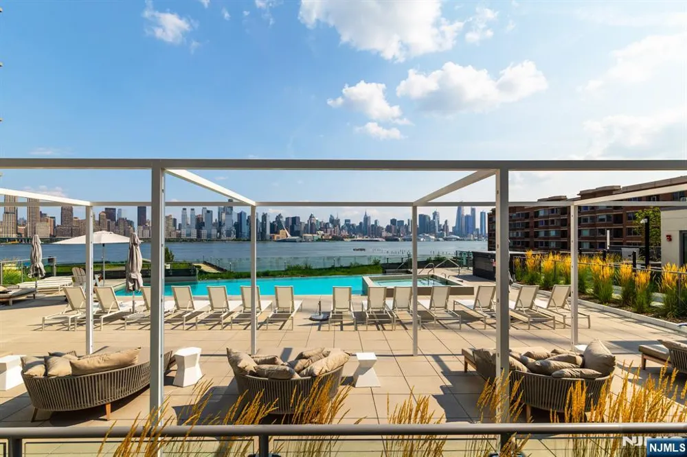 9 Ave At Port Imperial 509 West New York, NJ 07093