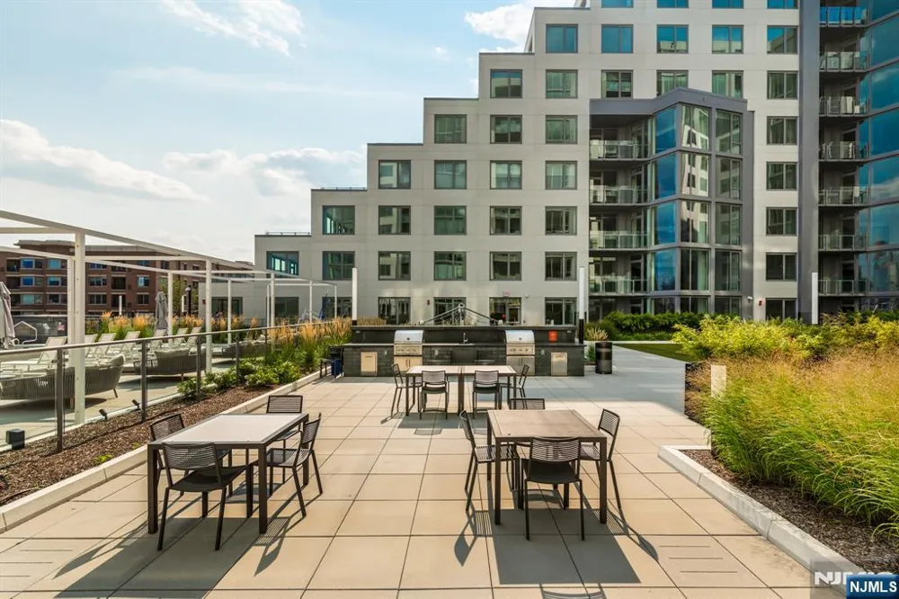 9 Ave At Port Imperial 509 West New York, NJ 07093
