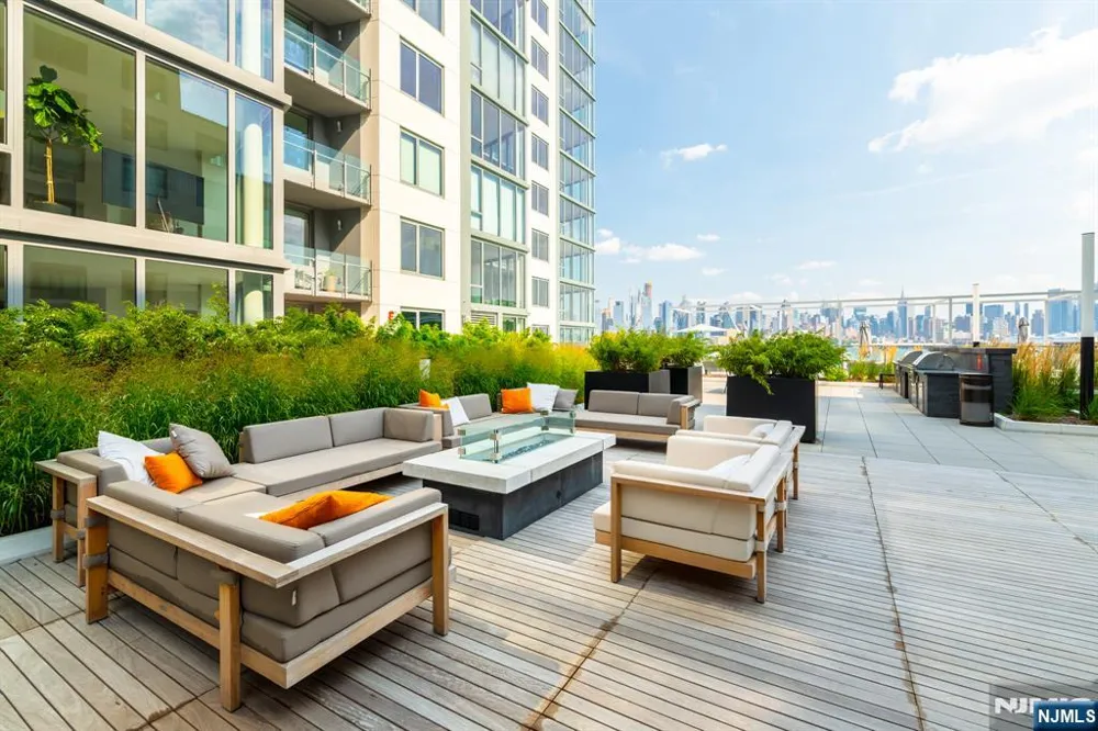 9 Ave At Port Imperial 509 West New York, NJ 07093
