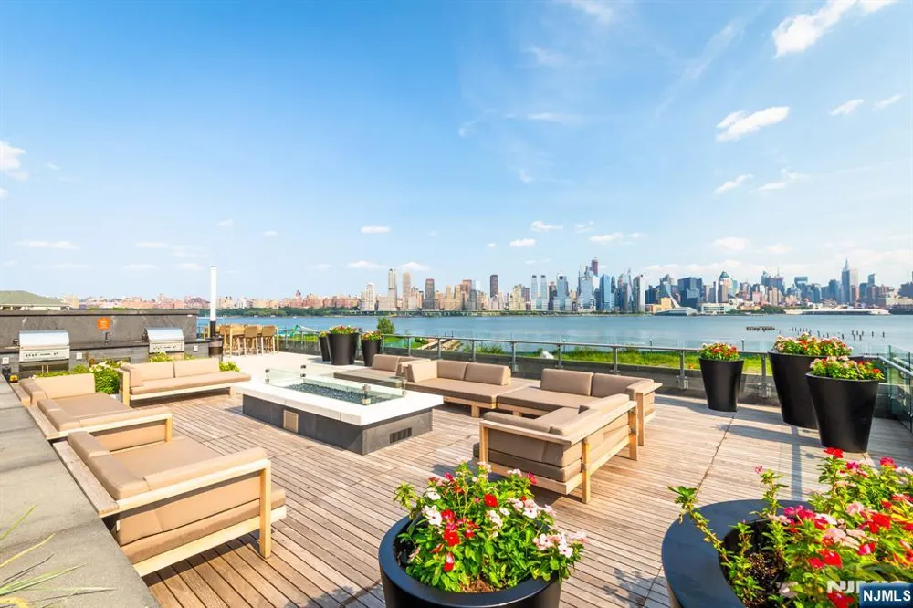 9 Ave At Port Imperial 509 West New York, NJ 07093