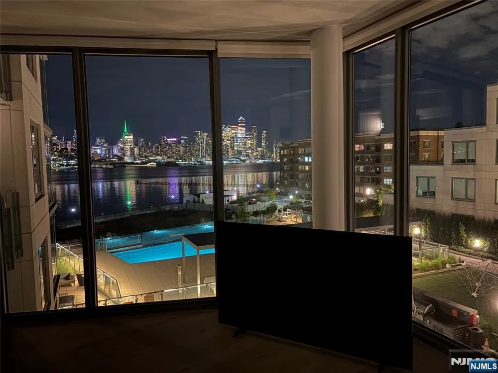 9 Ave At Port Imperial 509 West New York, NJ 07093