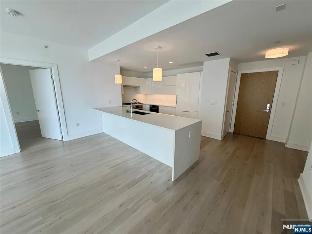 9 Ave At Port Imperial 509 West New York, NJ 07093
