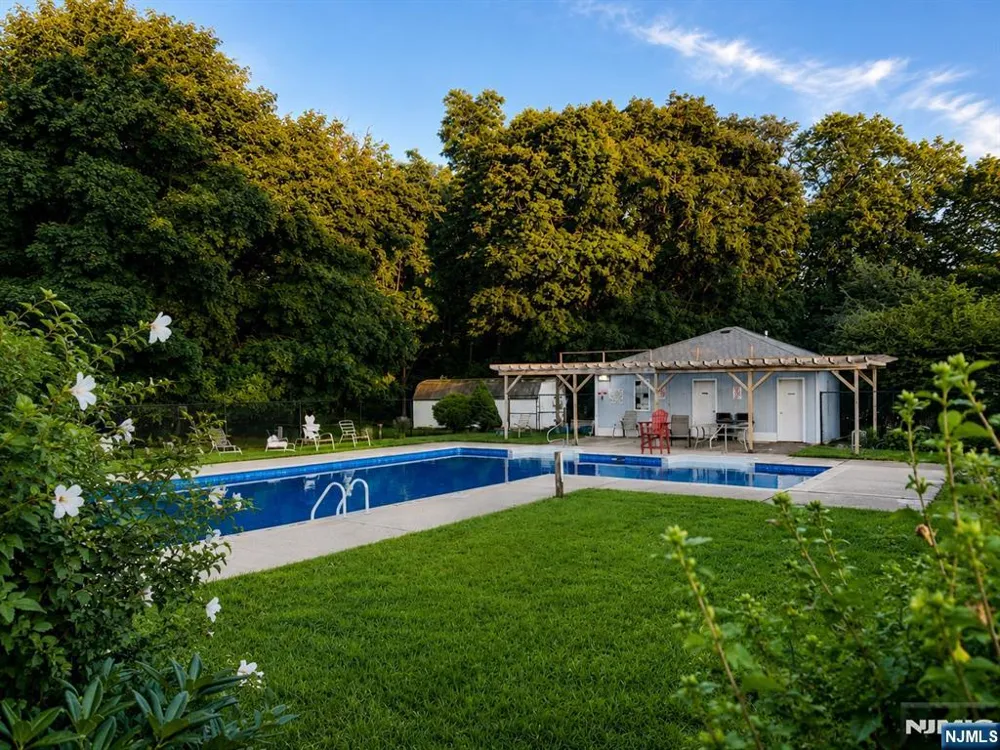 520 Newark Pompton Turnpike 214X Pequannock Township, NJ 07444
