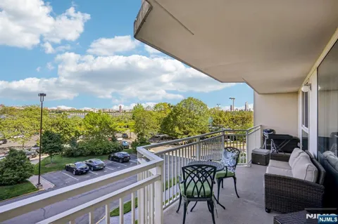 1077 River Road 303