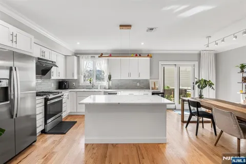 305 8th Street 1