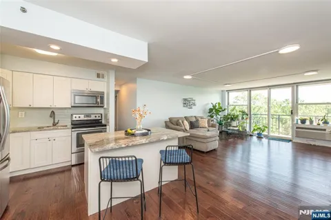 300 Main Street 707