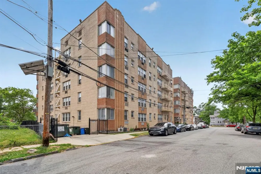 19 Lyons 204 Newark, NJ 07112