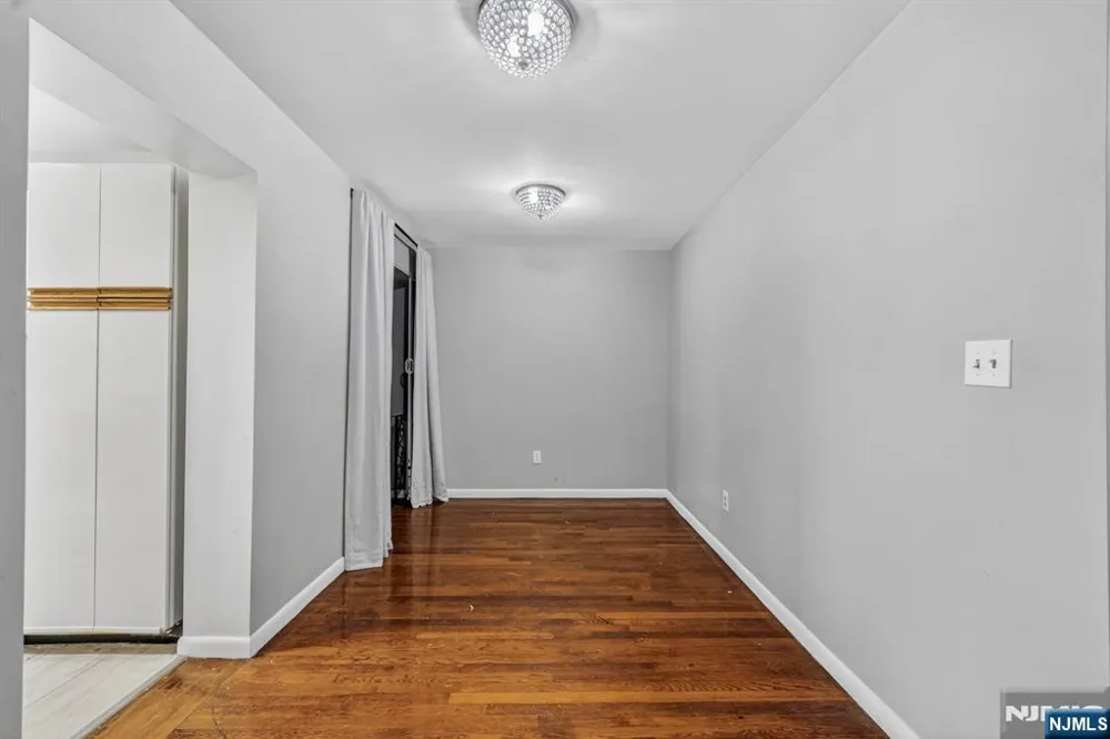 19 Lyons 204 Newark, NJ 07112