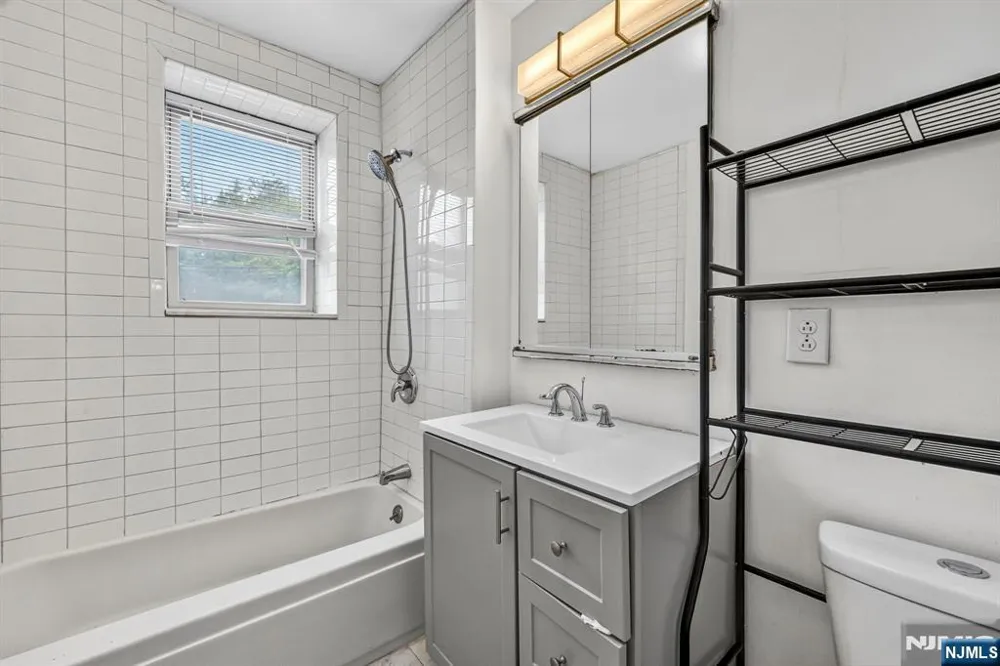 19 Lyons 204 Newark, NJ 07112