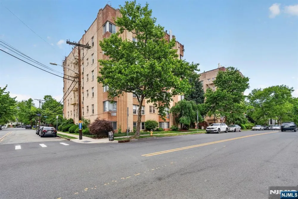 19 Lyons 204 Newark, NJ 07112