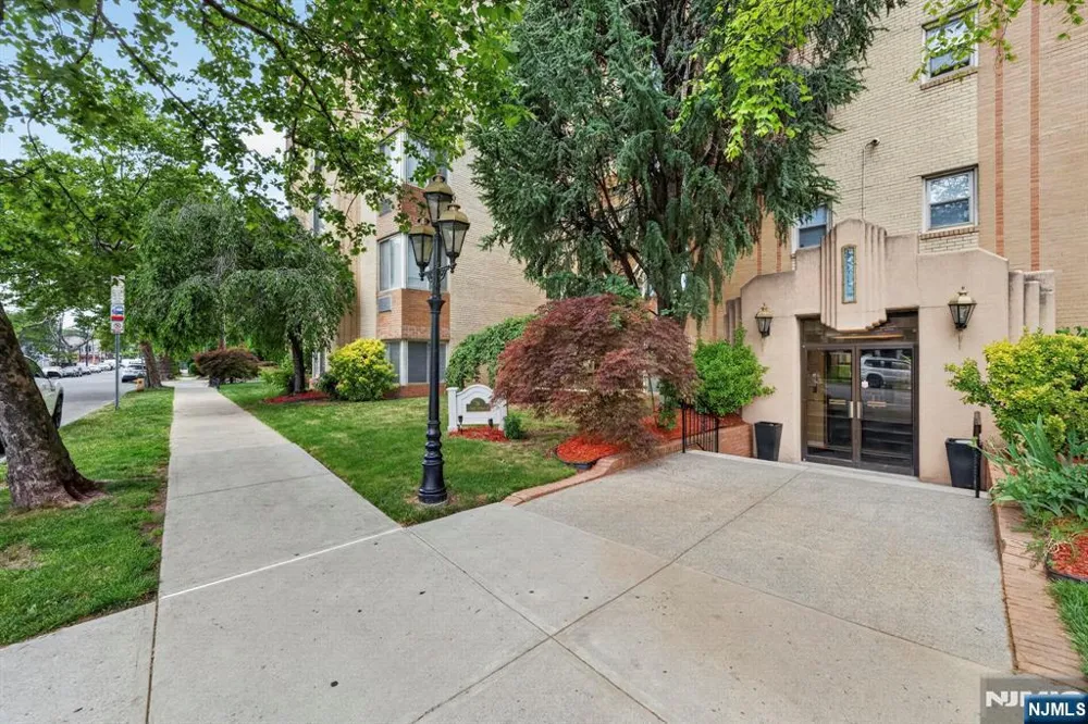 19 Lyons 204 Newark, NJ 07112