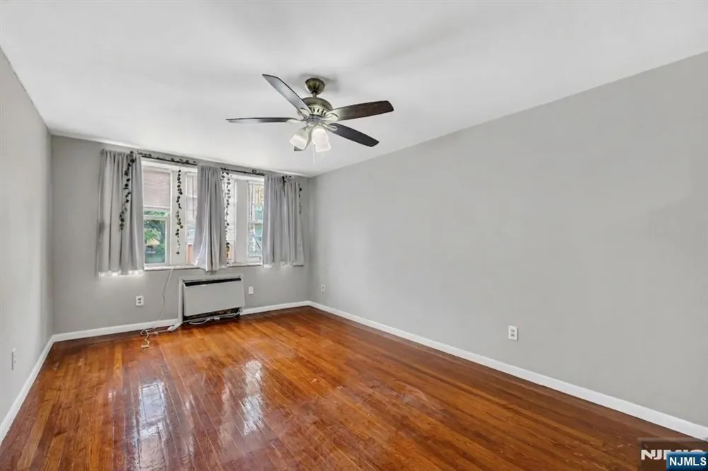 19 Lyons 204 Newark, NJ 07112