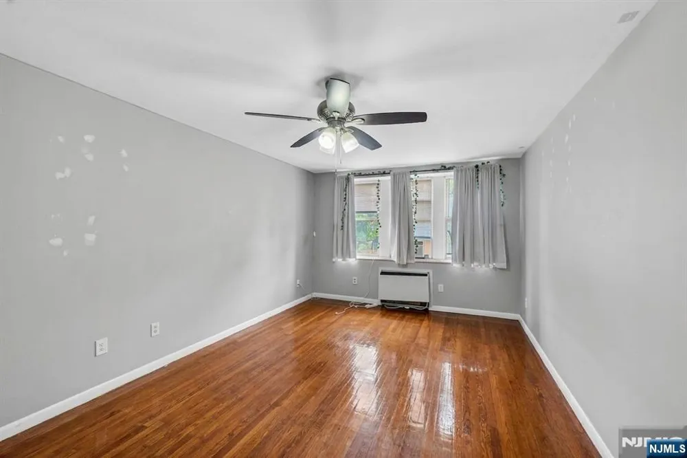 19 Lyons 204 Newark, NJ 07112