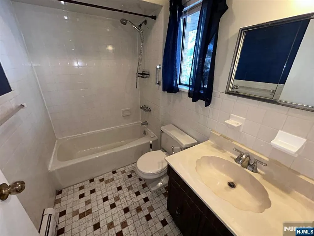 168 Diamond Bridge Avenue 1 Hawthorne, NJ 07506