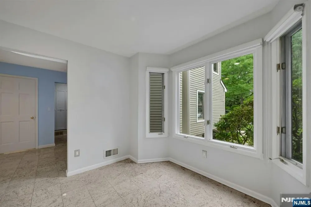 91 Lakeview Drive Old Tappan, NJ 07675