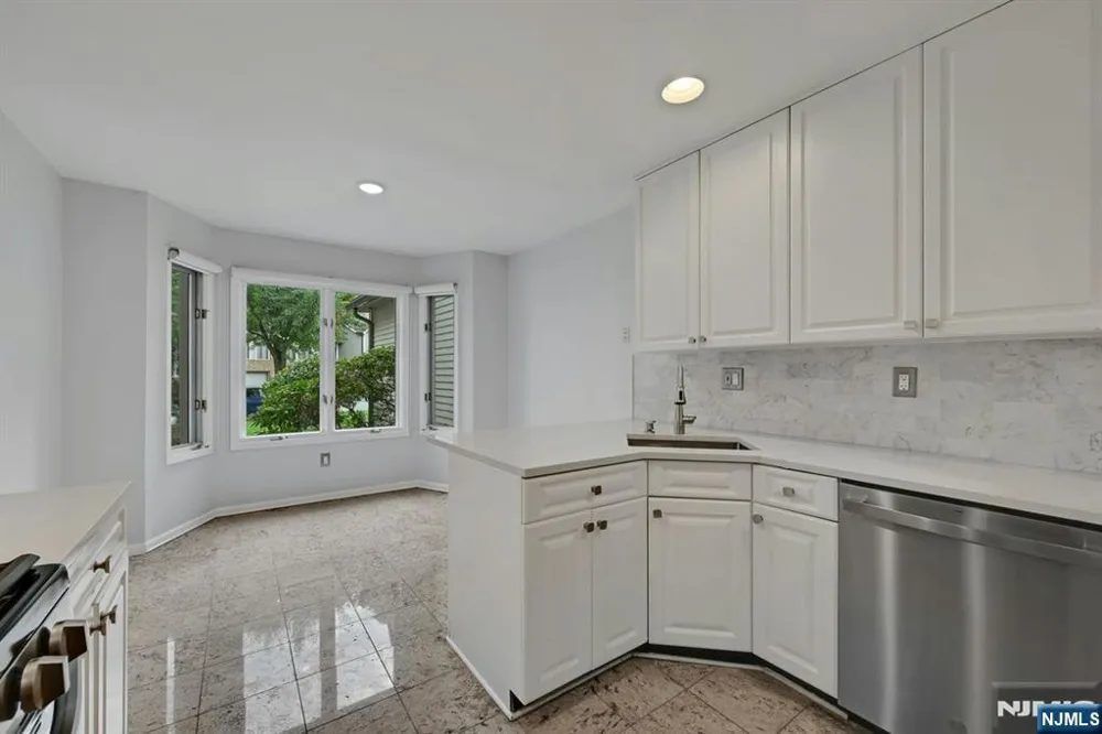 91 Lakeview Drive Old Tappan, NJ 07675