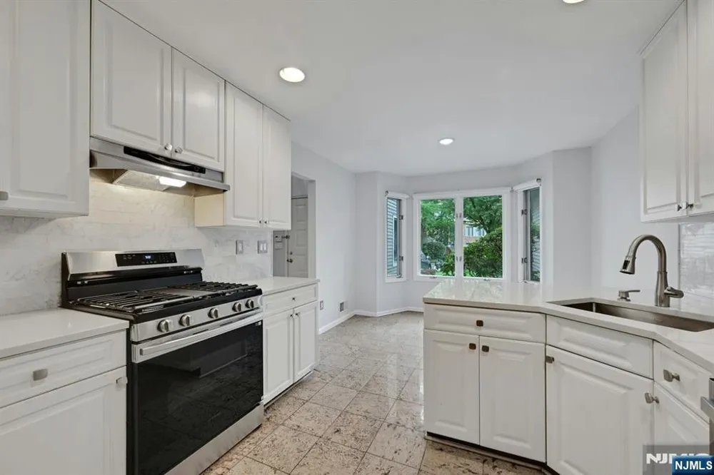 91 Lakeview Drive Old Tappan, NJ 07675