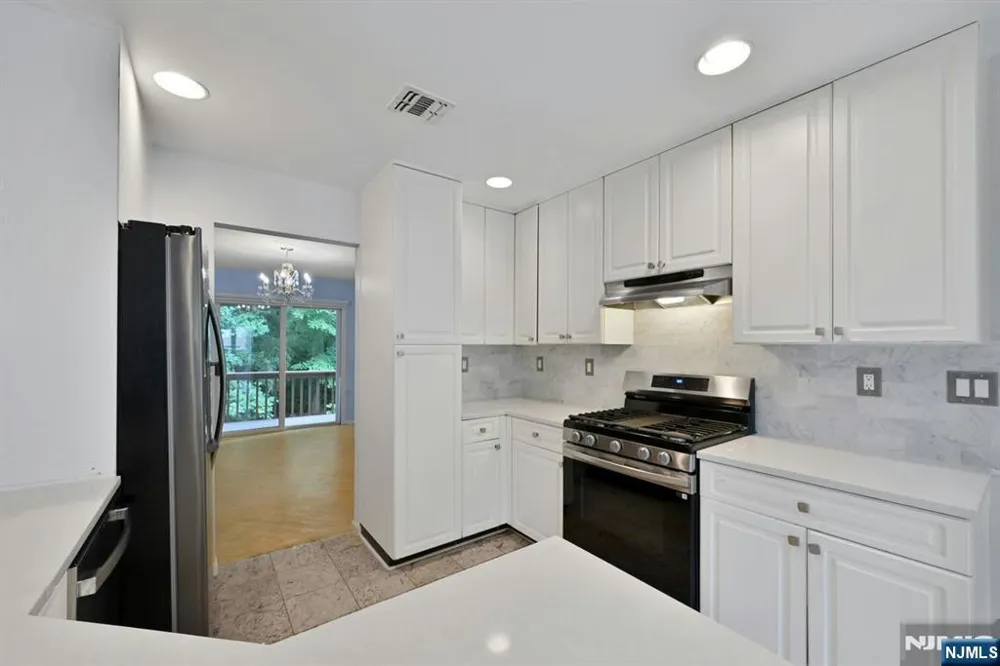 91 Lakeview Drive Old Tappan, NJ 07675