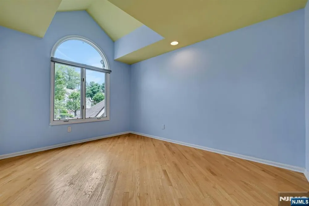 91 Lakeview Drive Old Tappan, NJ 07675