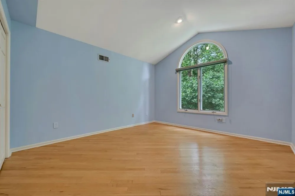 91 Lakeview Drive Old Tappan, NJ 07675