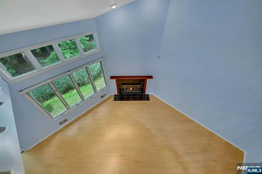 91 Lakeview Drive Old Tappan, NJ 07675