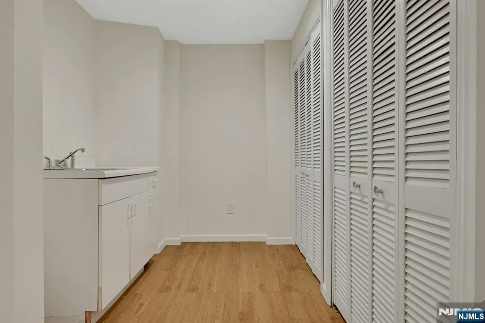 91 Lakeview Drive Old Tappan, NJ 07675