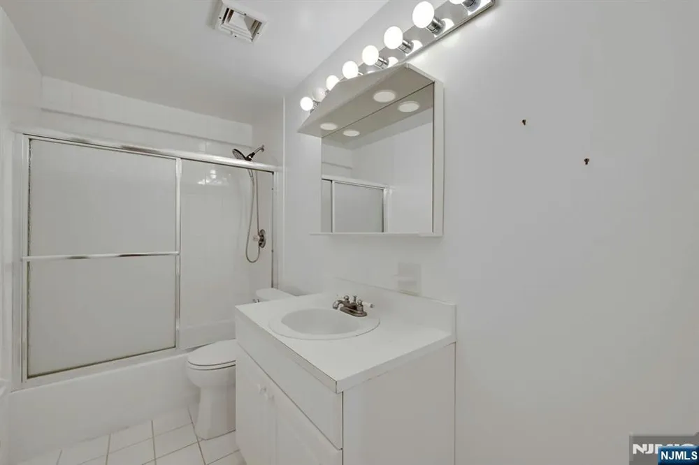 91 Lakeview Drive Old Tappan, NJ 07675