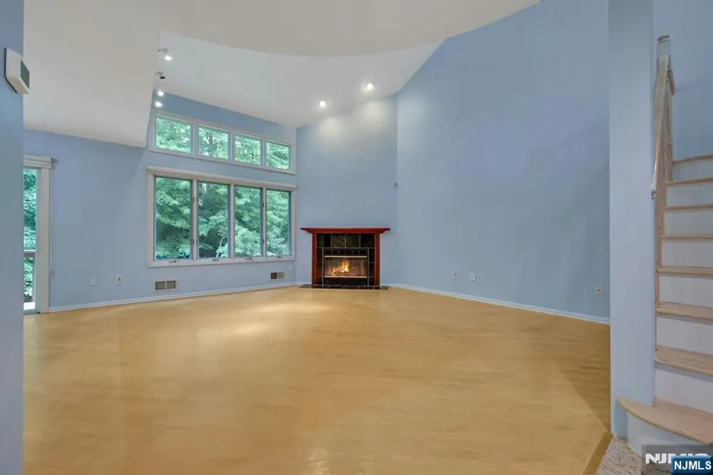 91 Lakeview Drive Old Tappan, NJ 07675