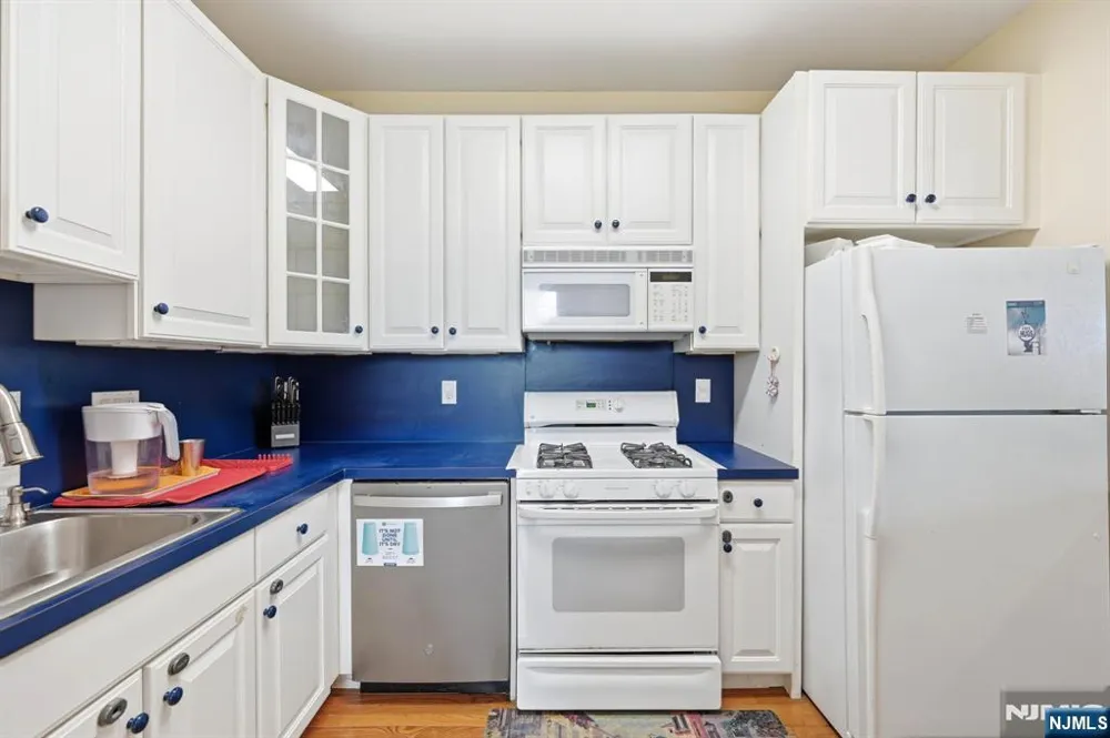 427 Hartford Drive 4028 Nutley, NJ 07110