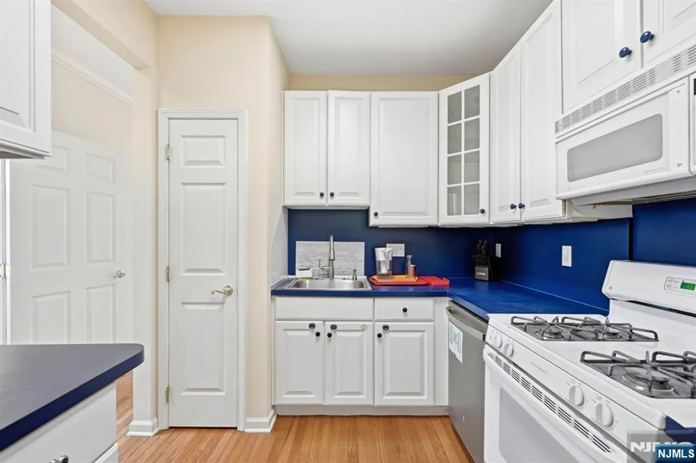 427 Hartford Drive 4028 Nutley, NJ 07110