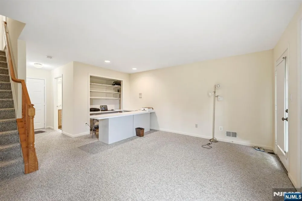 427 Hartford Drive 4028 Nutley, NJ 07110