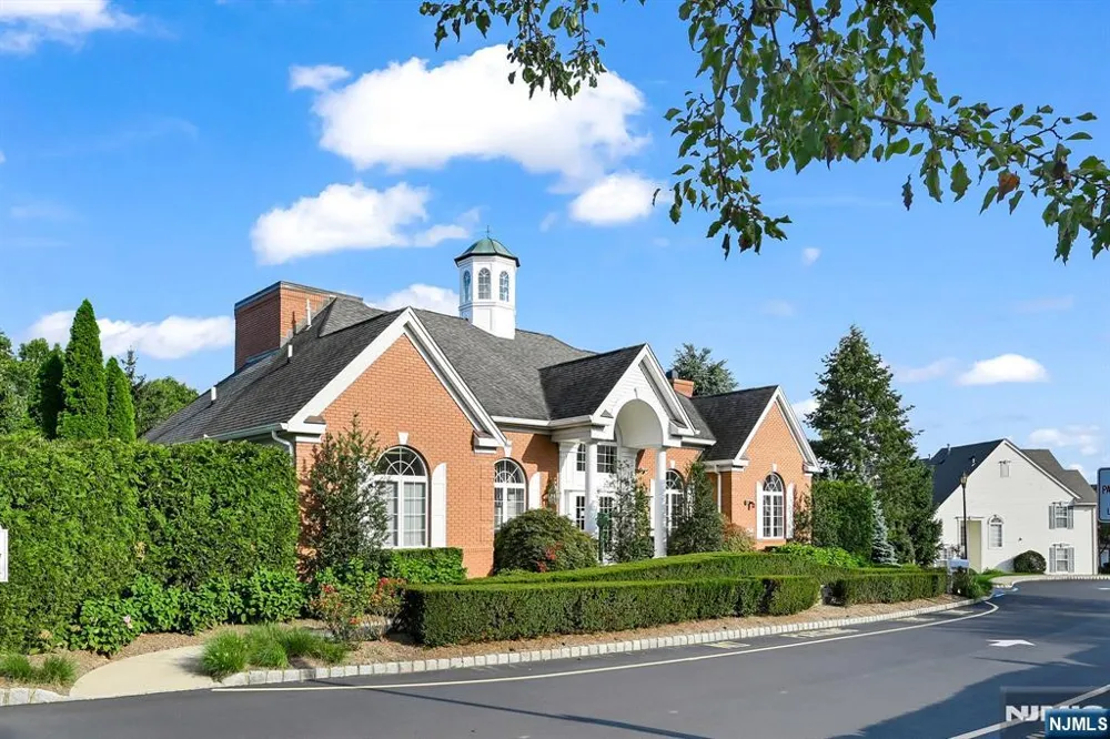427 Hartford Drive 4028 Nutley, NJ 07110