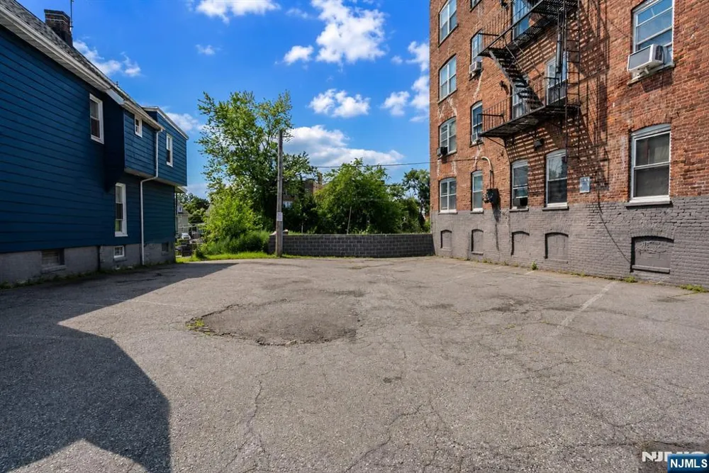 133 Maple Avenue 303 East Orange, NJ 07017