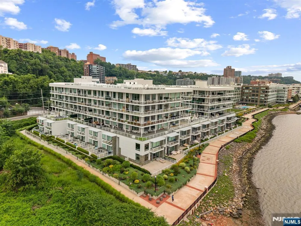 3 Somerset Lane x307 Edgewater, NJ 07020