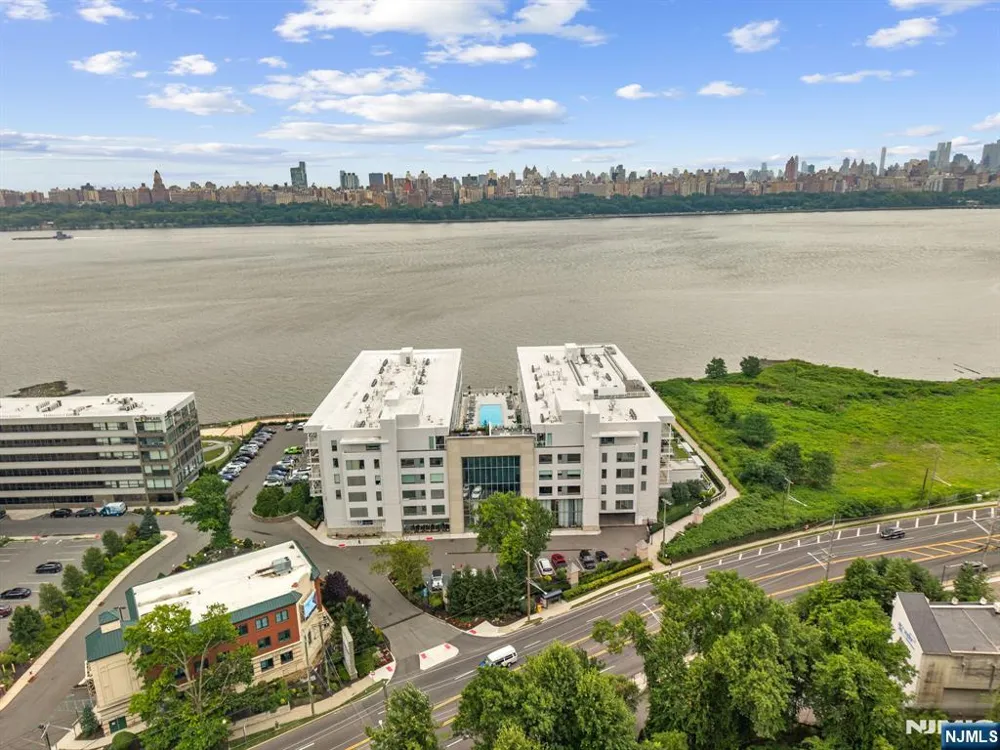3 Somerset Lane x307 Edgewater, NJ 07020