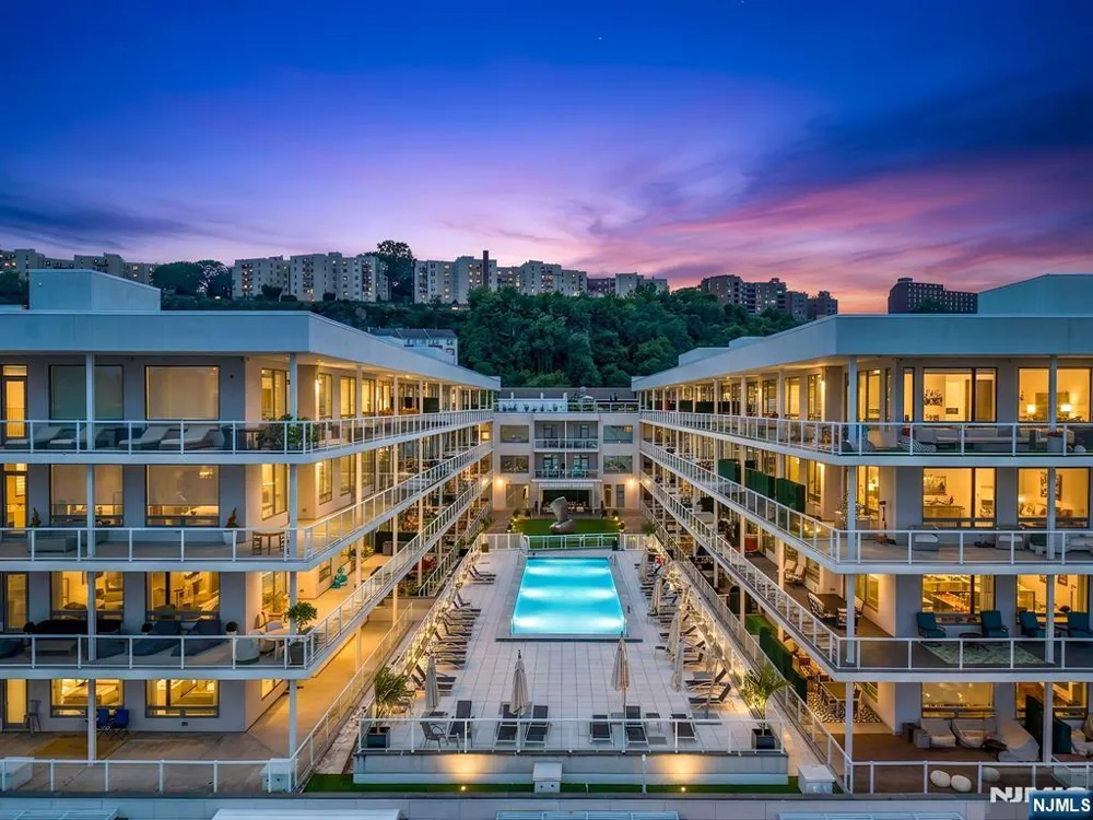 3 Somerset Lane x307 Edgewater, NJ 07020