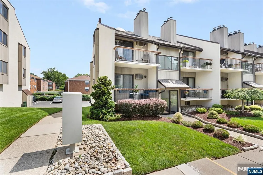 102 West Ridge Mews Wood Ridge, NJ 07075