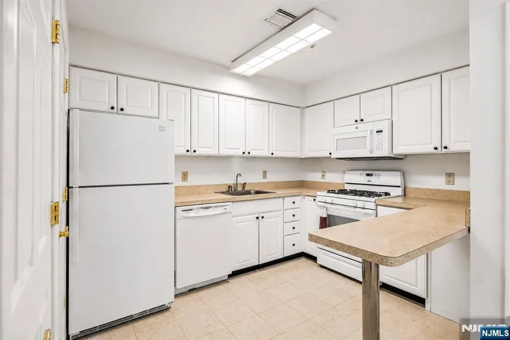 401 Dercole 211 Norwood, NJ 07648