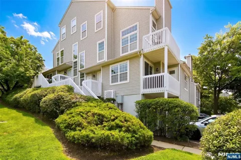 3 Regency Circle