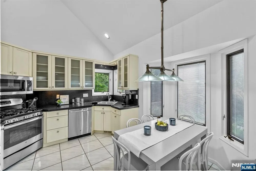 239 Westervelt Lane Mahwah, NJ 07430